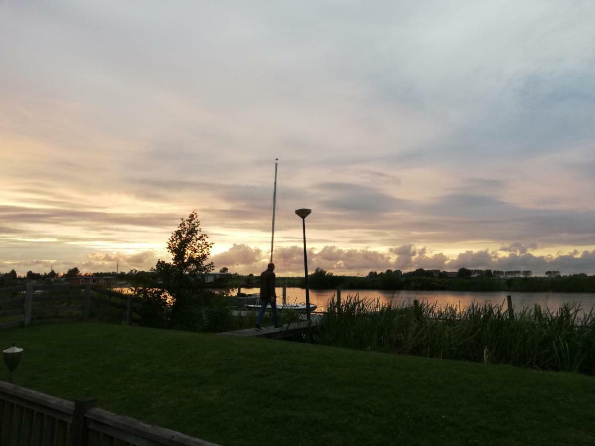 Waterchalet Number 6 Recreationpark Yn'E Lijte Grou Met Ligplaats Boot Villa Exterior foto